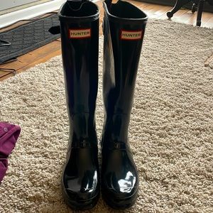 Hunter tall glossy black adjustable rain boots. Size 9. Work few times